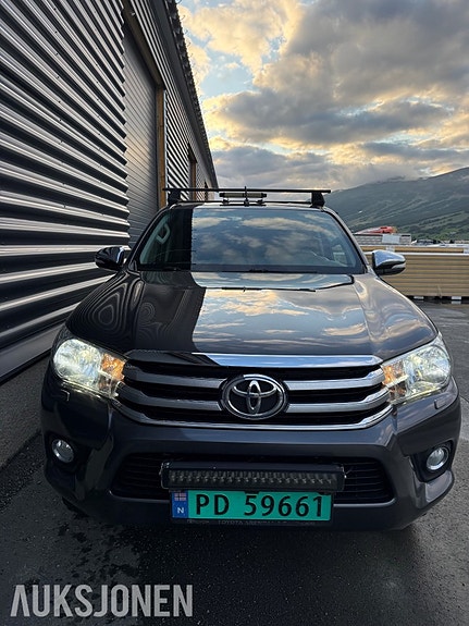 Toyota HiLux 3 of 5