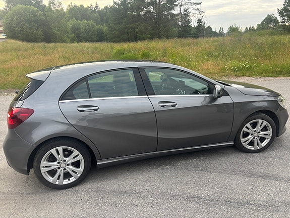 Mercedes-Benz A180 2 of 5