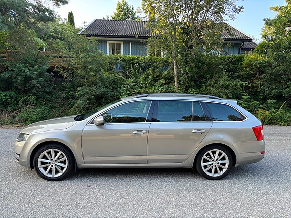 Skoda Octavia 2 of 5