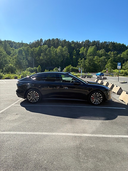 NIO ET5 2 of 5