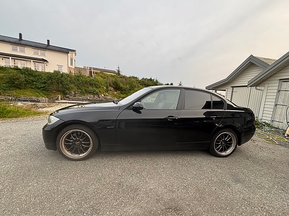 BMW 320d 4 of 5