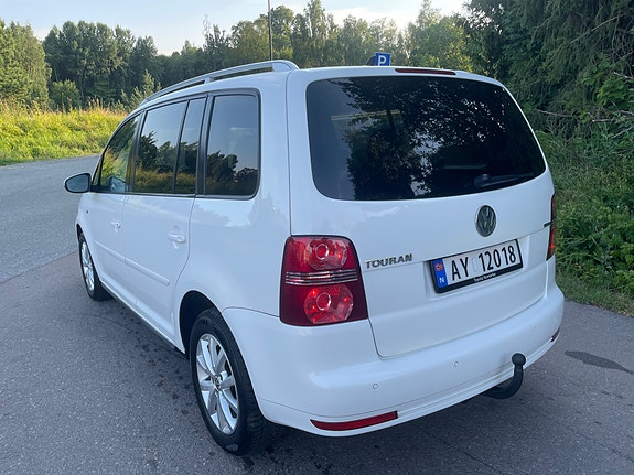 Volkswagen Touran 2 of 5