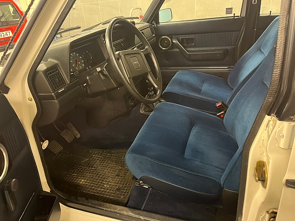 Volvo 240 3 of 5