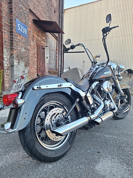Harley-Davidson FLSTC Heritage Softail Classic 4 of 5
