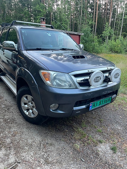 Toyota HiLux 2 of 5