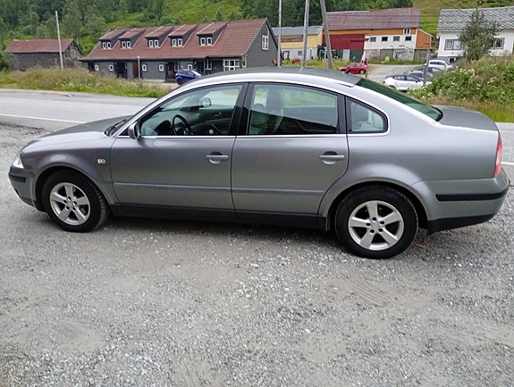Volkswagen Passat 2 of 5