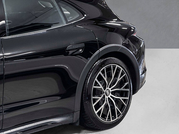 Porsche Taycan 12 of 30