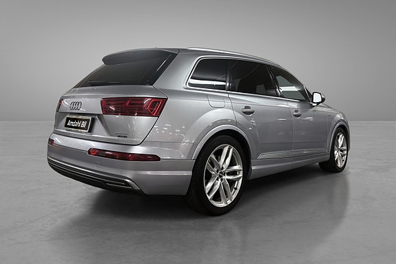 Audi Q7 4 of 5