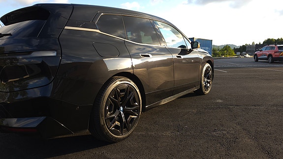 BMW iX 2 of 5