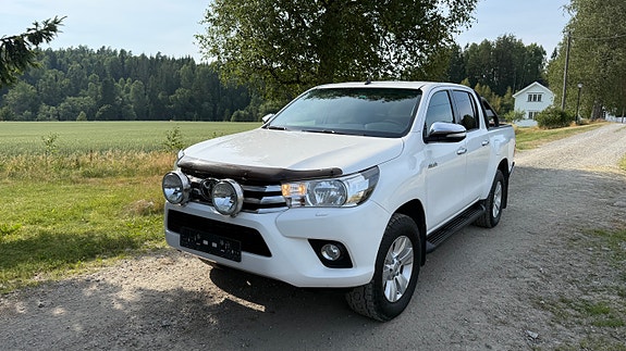 Toyota HiLux 2 of 5