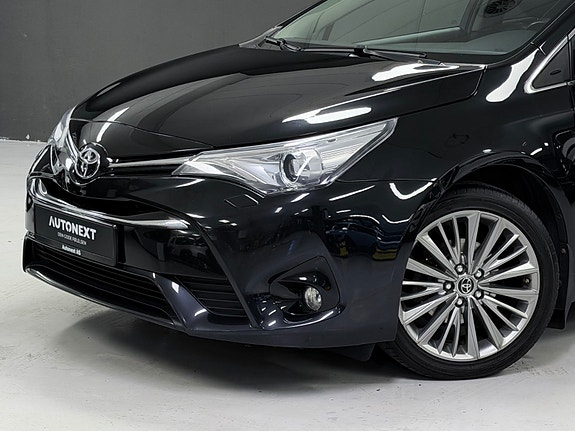 Toyota Avensis 2 of 5