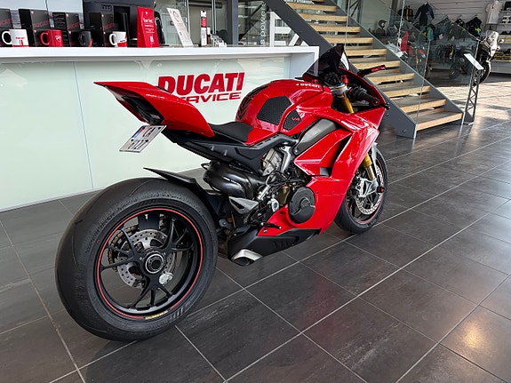 Ducati Panigale V4 3 of 5
