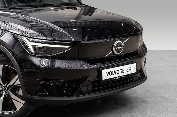 Volvo XC40 2 of 24