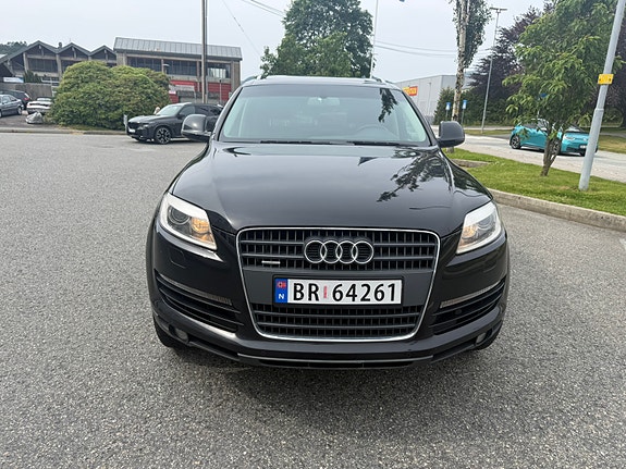 Audi Q7 2 of 5