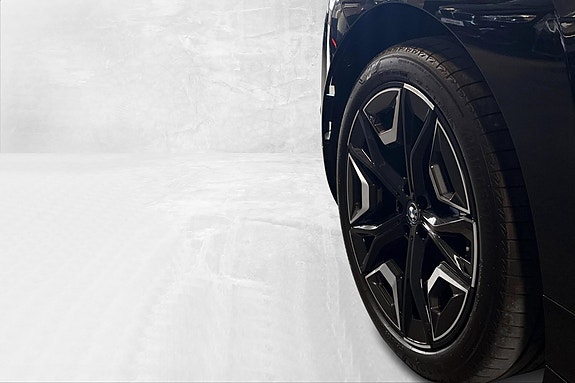BMW iX 2 of 5
