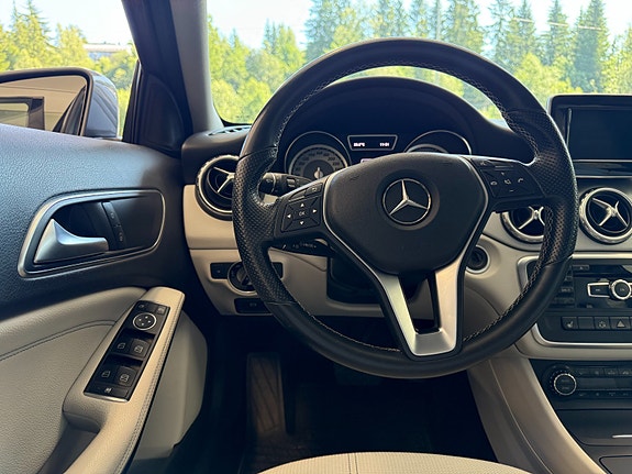 Mercedes-Benz GLA200 13 of 30