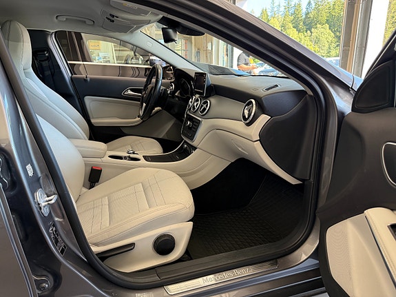 Mercedes-Benz GLA200 16 of 30