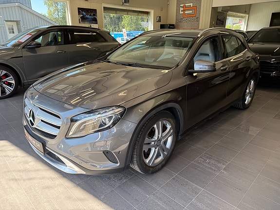 Mercedes-Benz GLA200 2 of 30