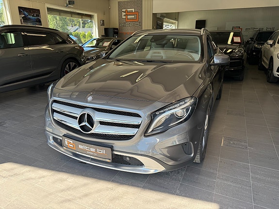 Mercedes-Benz GLA200 4 of 30