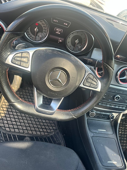 Mercedes-Benz CLA180 3 of 5