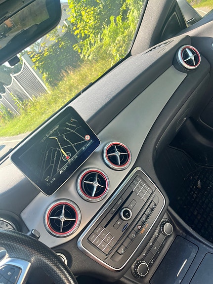 Mercedes-Benz CLA180 2 of 5