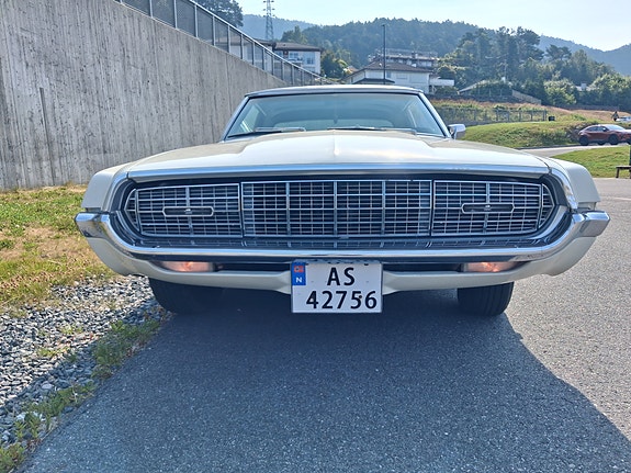 Ford Thunderbird 4 of 5
