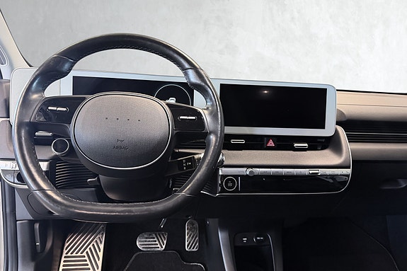 Adaptiv cruisekontroll tilpasser farten automatisk etter trafikken foran.