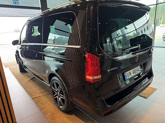 Mercedes-Benz V300 2 of 23
