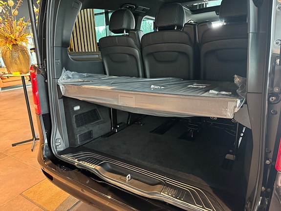 Mercedes-Benz V300 10 of 23