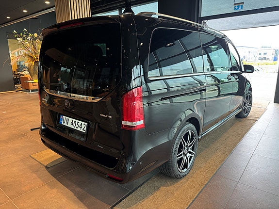 Mercedes-Benz V300 3 of 23