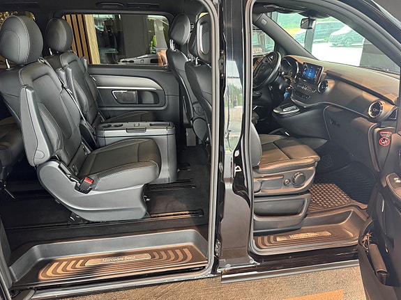 Mercedes-Benz V300 13 of 23