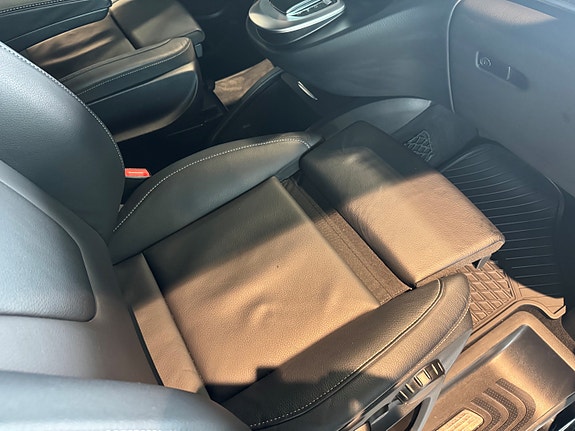 Mercedes-Benz V300 9 of 23
