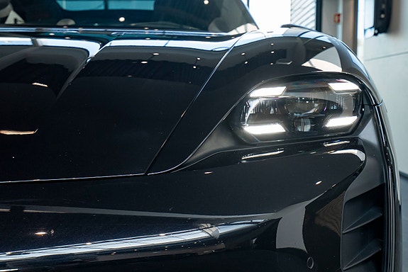 Porsche Taycan 3 of 5