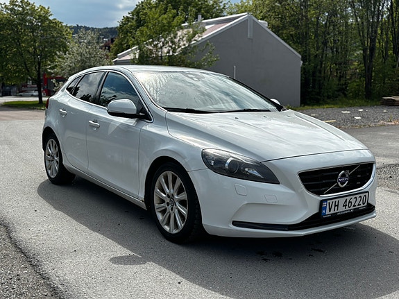 Volvo V40 2 of 5