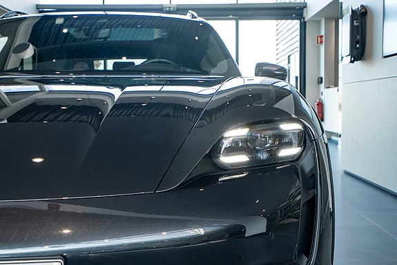Porsche Taycan Cross Turismo 3 of 5