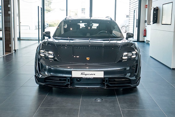 Porsche Taycan Cross Turismo 2 of 5