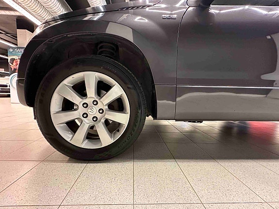 Suzuki Grand Vitara 2 of 5