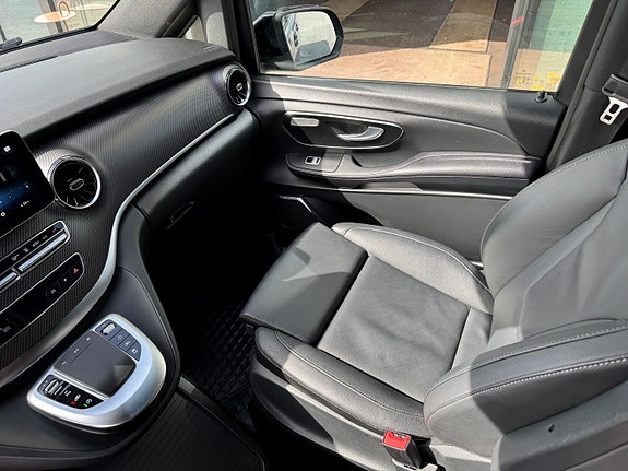 Mercedes-Benz V300 d 7 of 16
