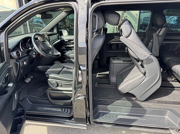 Mercedes-Benz V300 d 13 of 16