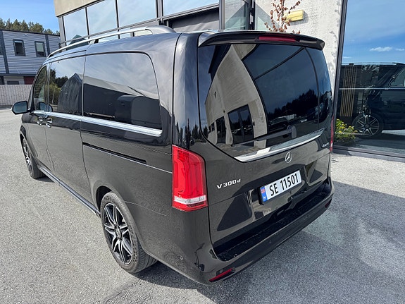 Mercedes-Benz V300 d 3 of 16