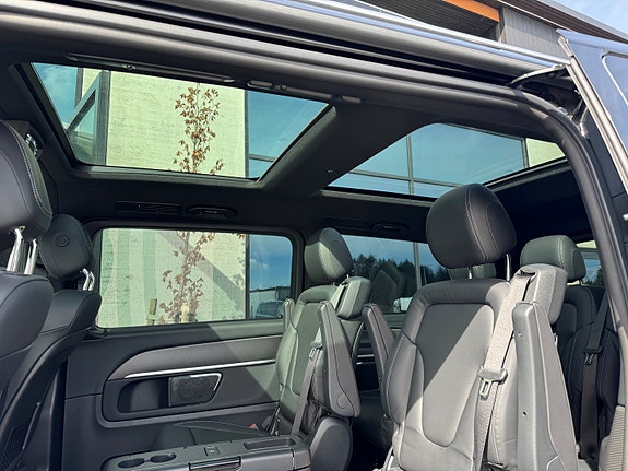 Mercedes-Benz V300 d 8 of 16
