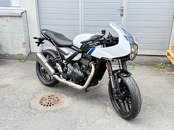 Triumph Thruxton 400 2 of 5