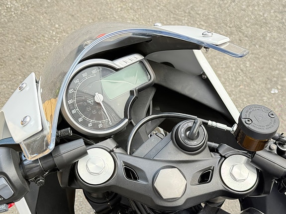Triumph Thruxton 400 5 of 5