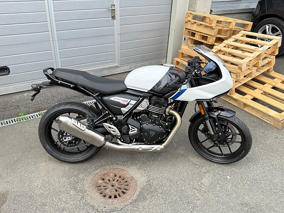 Triumph Thruxton 400 3 of 5