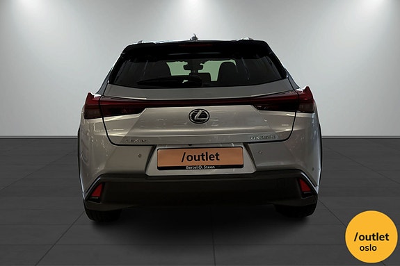 Lexus UX250h 4 of 5