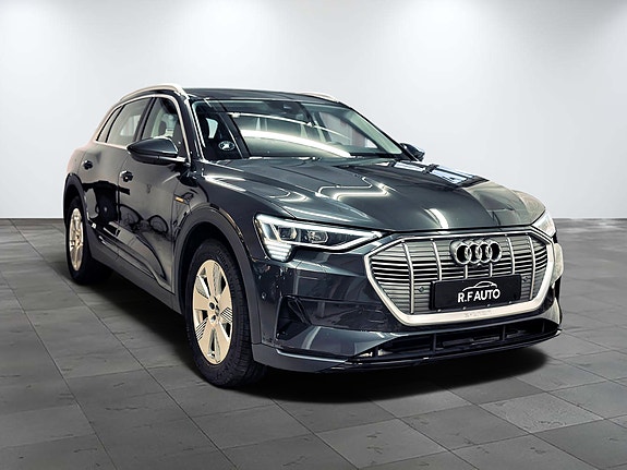 Audi e-tron 3 of 5