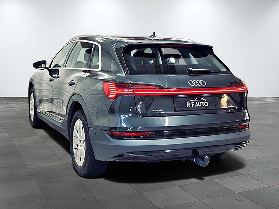 Audi e-tron 4 of 5