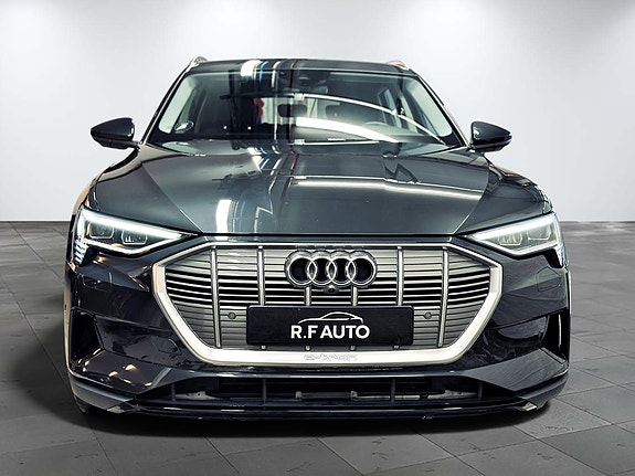 Audi e-tron 2 of 5