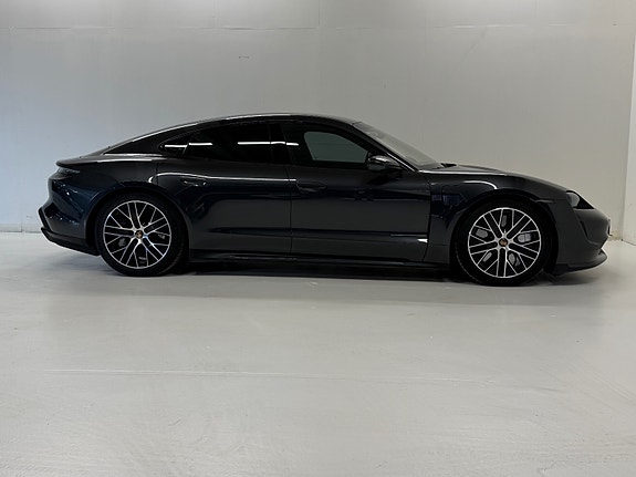 Porsche Taycan 23 of 30