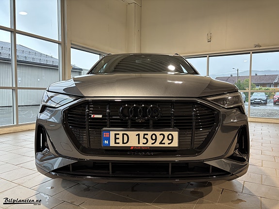 Audi e-tron 3 of 5